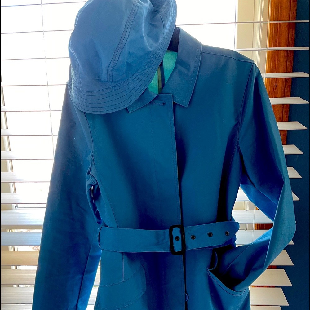 Gap rain coat trench with matching hat.🌧☔️🌬💦